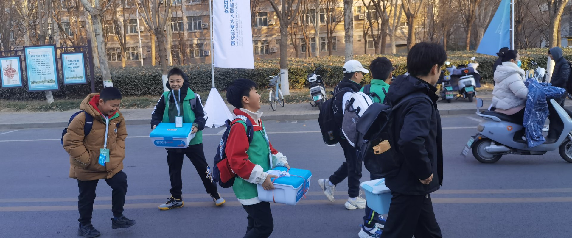 2024世界机器人大赛学员前往赛场